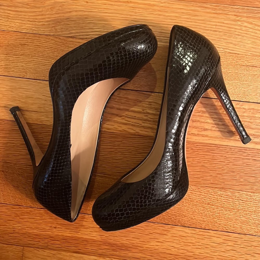 Ann Taylor Snakeskin Round Toe Platform Pumps size 8 w/ 4.5in heel Leather Sole